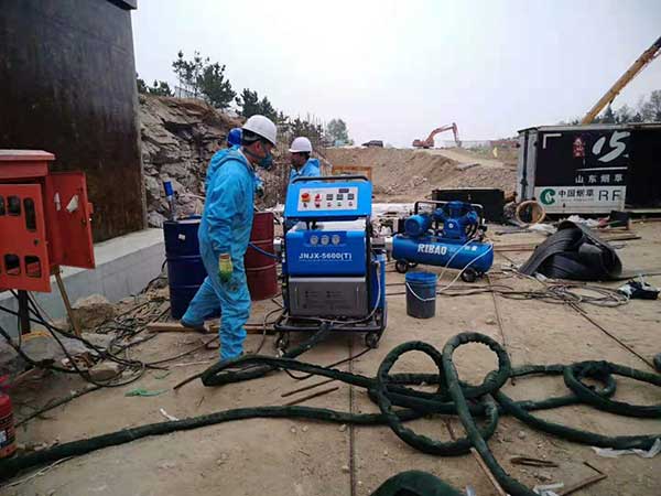 防腐工程如何噴涂聚脲?什么機(jī)器好用?(圖1) 聚脲噴涂機(jī)H5600(T)噴涂測(cè)試